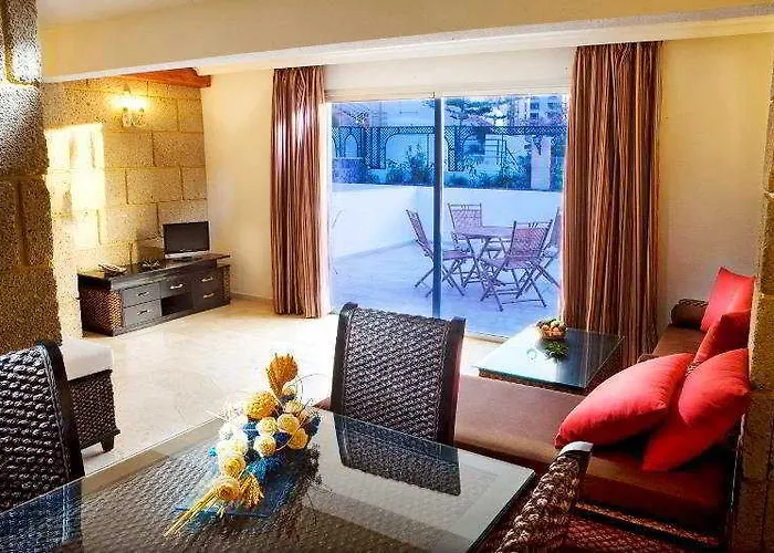 Piramides Playa de las Americas (Tenerife)